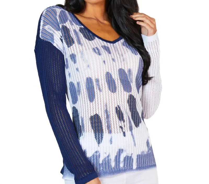 Sophisticated Fashion Spot V-Neck Top In White/navy